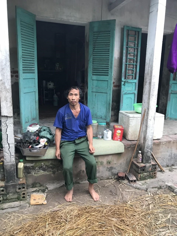 Ông Phạm Văn Hiệu trong ngôi nhà cấp 4 đã xuống cấp.